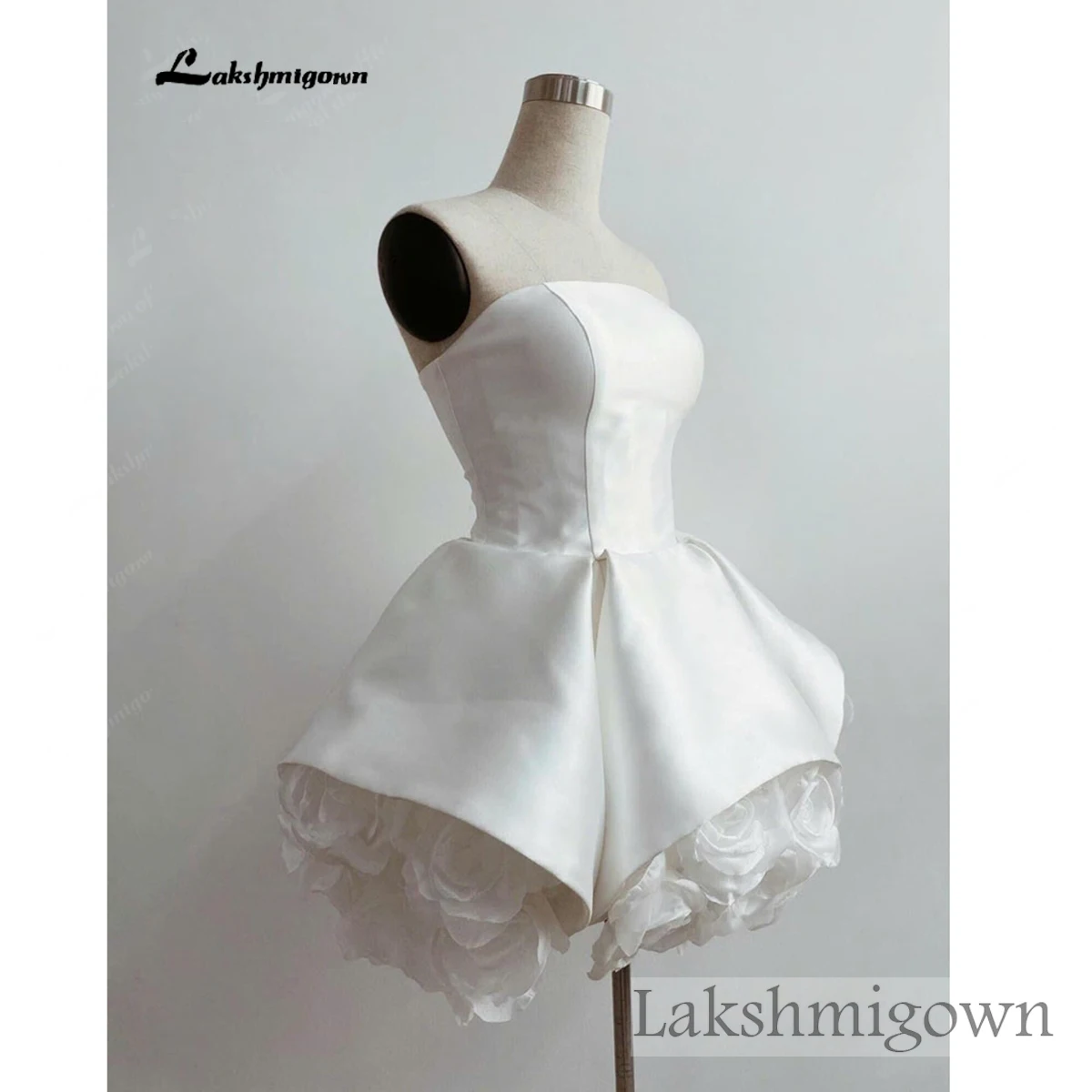 Trägerloses kurzes Satin-Hochzeitskleid mit 3D-Rosenblumenbesatz am Saum, Mini-Brautkleid mit Schnürkorsett-Rücken, einfaches Empfangs-Hochzeitskleid – Detail 5