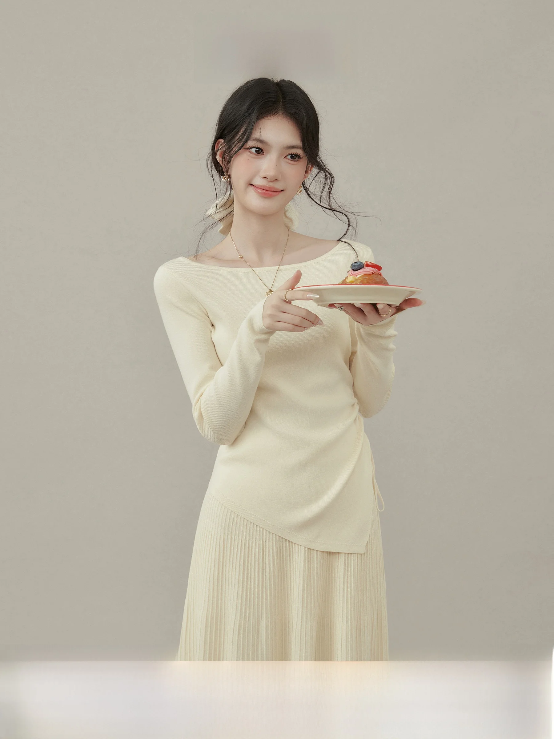 

Комплект из двух предметов Ele Slimming для полных женщин: футболка и юбка "Ballet Ternoon" – повседневный, комфортный.