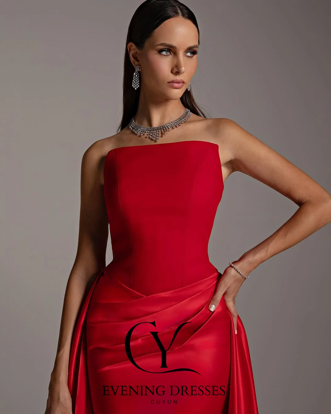 CUYUN 레드 정장 이브닝 가운 Strapless Mermaid 우아한 여성 파티 드레스와 기차 맞춤형 연회 가운 특별 행사