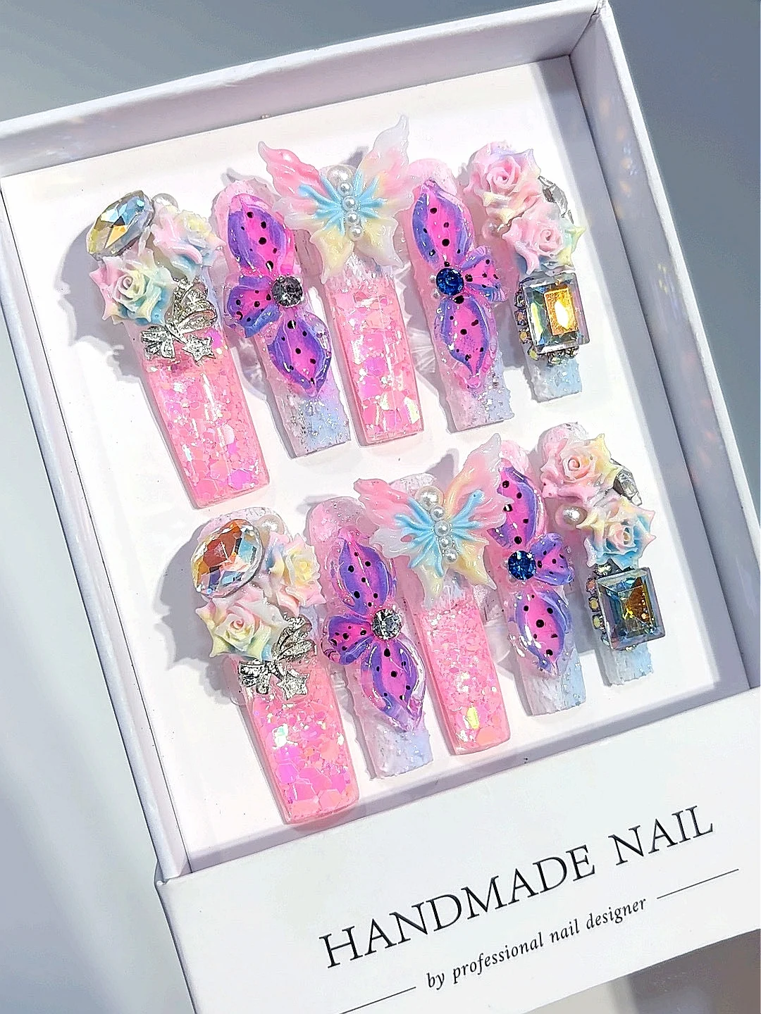 Stampa sulle unghie in resina rosa pastello e blu - Accenti di strass rosa farfalla 3D Unghie finte fatte a mano per le donne (O016)