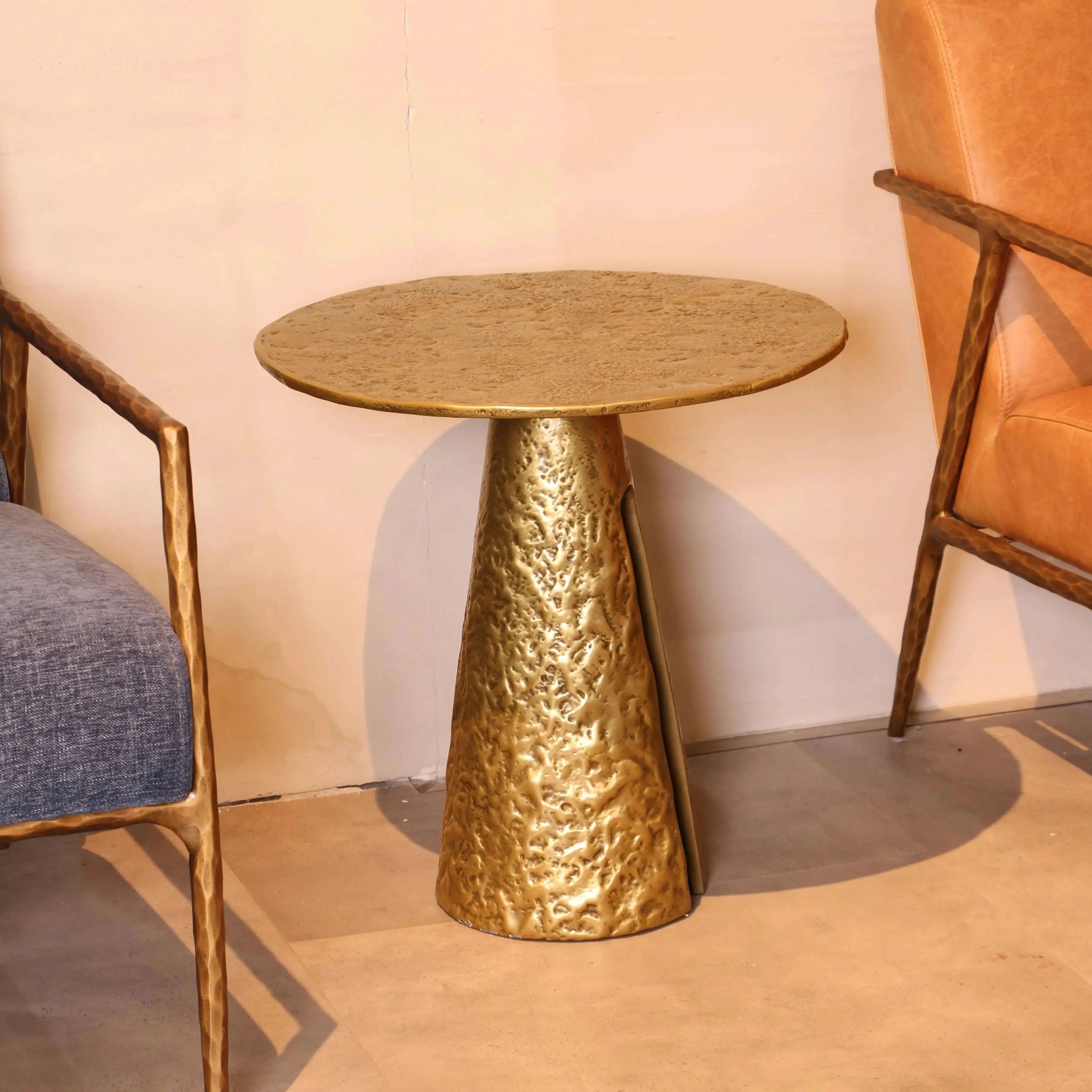 Retro style metal side table classic aluminum alloy small coffee table cigar bar whiskey gold corner table medieval living room