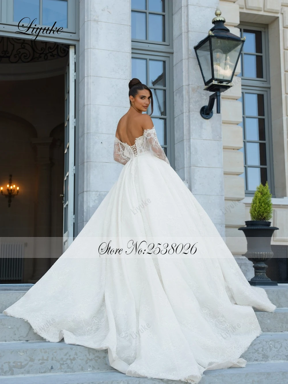 Liyuke فساتين زفاف مصنوعة حسب الطلب من اللؤلؤ المطرز على شكل قلب على شكل حرف a بدون أكتاف وأكمام طويلة فساتين زفاف أنيقة من الدانتيل