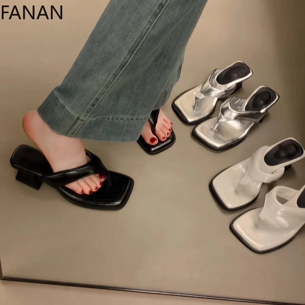 

Модные шлепанцы, сандалии, женские летние 2023, новые пляжные сандалии на высоком каблуке, нескользящие черные тапочки на плоской подошве