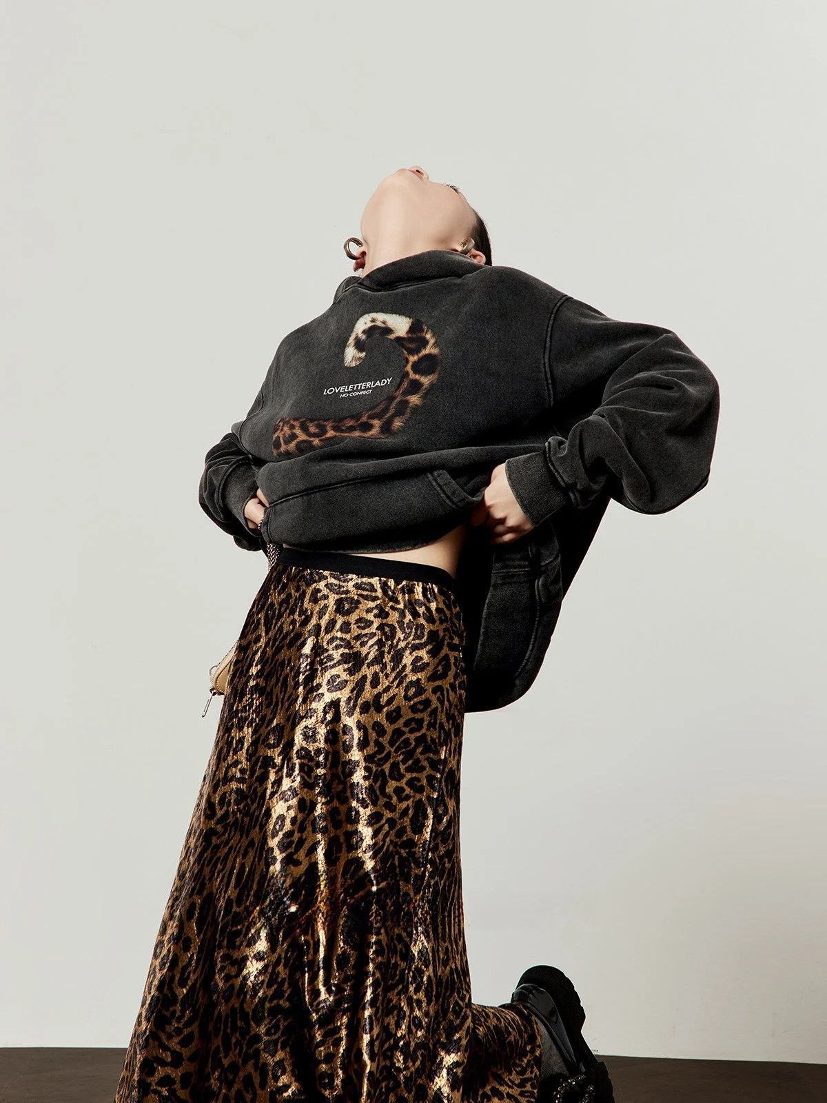 

Женская толстовка на флисовой подкладке, черная, весна 2026, новинка, с леопардовым принтом, повседневный свободный крой, круглый вырез, на молнии