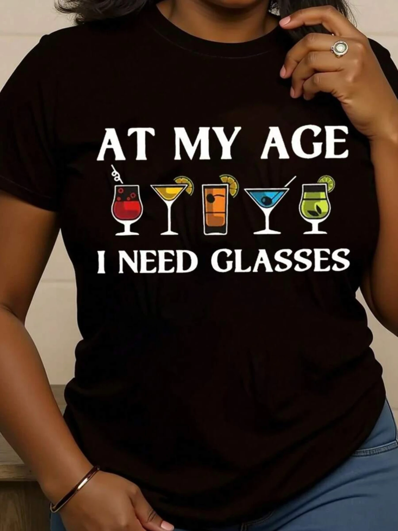 

Забавная игра слов с бокалами для вина! Женская футболка больших размеров, стильная и сексуальная, стройнящего кроя.