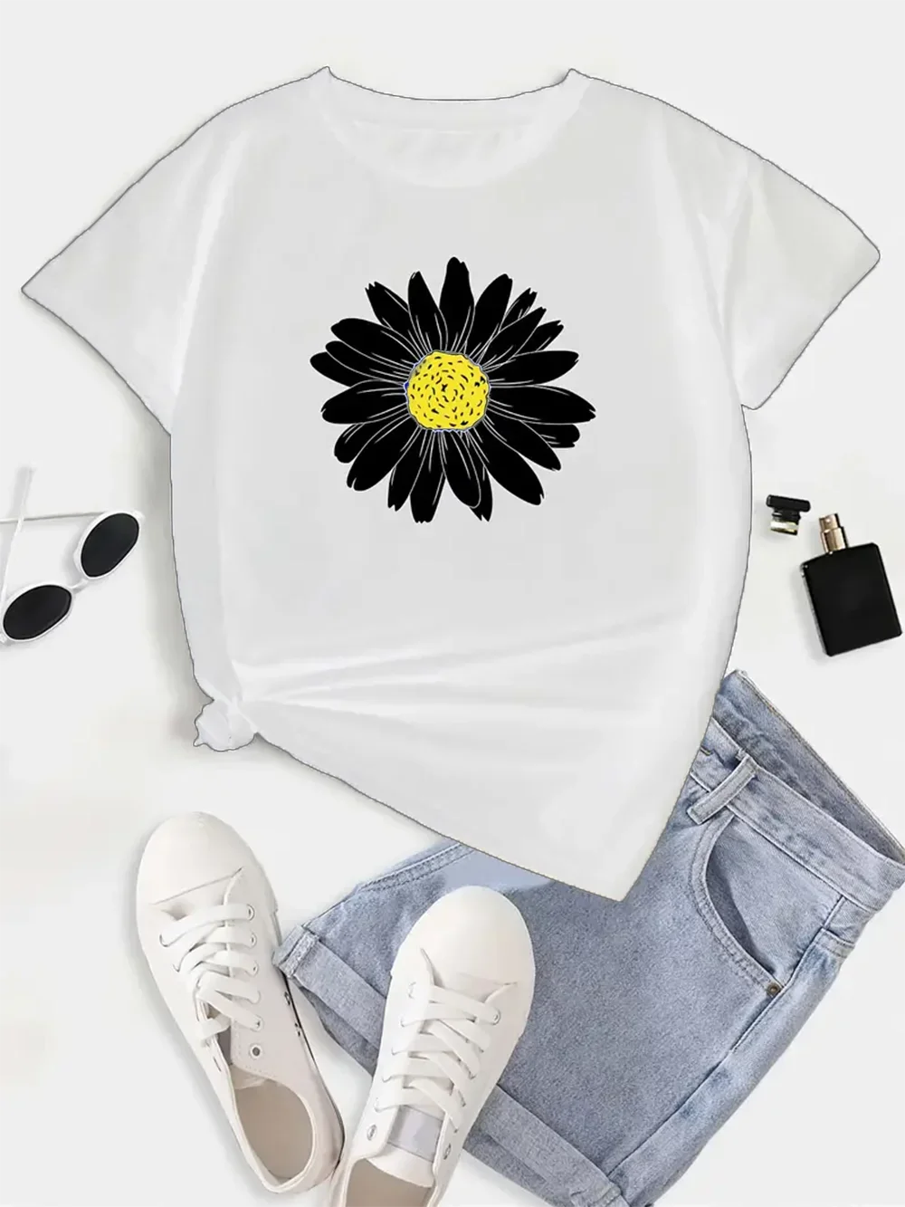 Plus Size Daisy Print Short Sleeve T-shirt Women's Plus Slight Stretch Round Neck Casual Tee