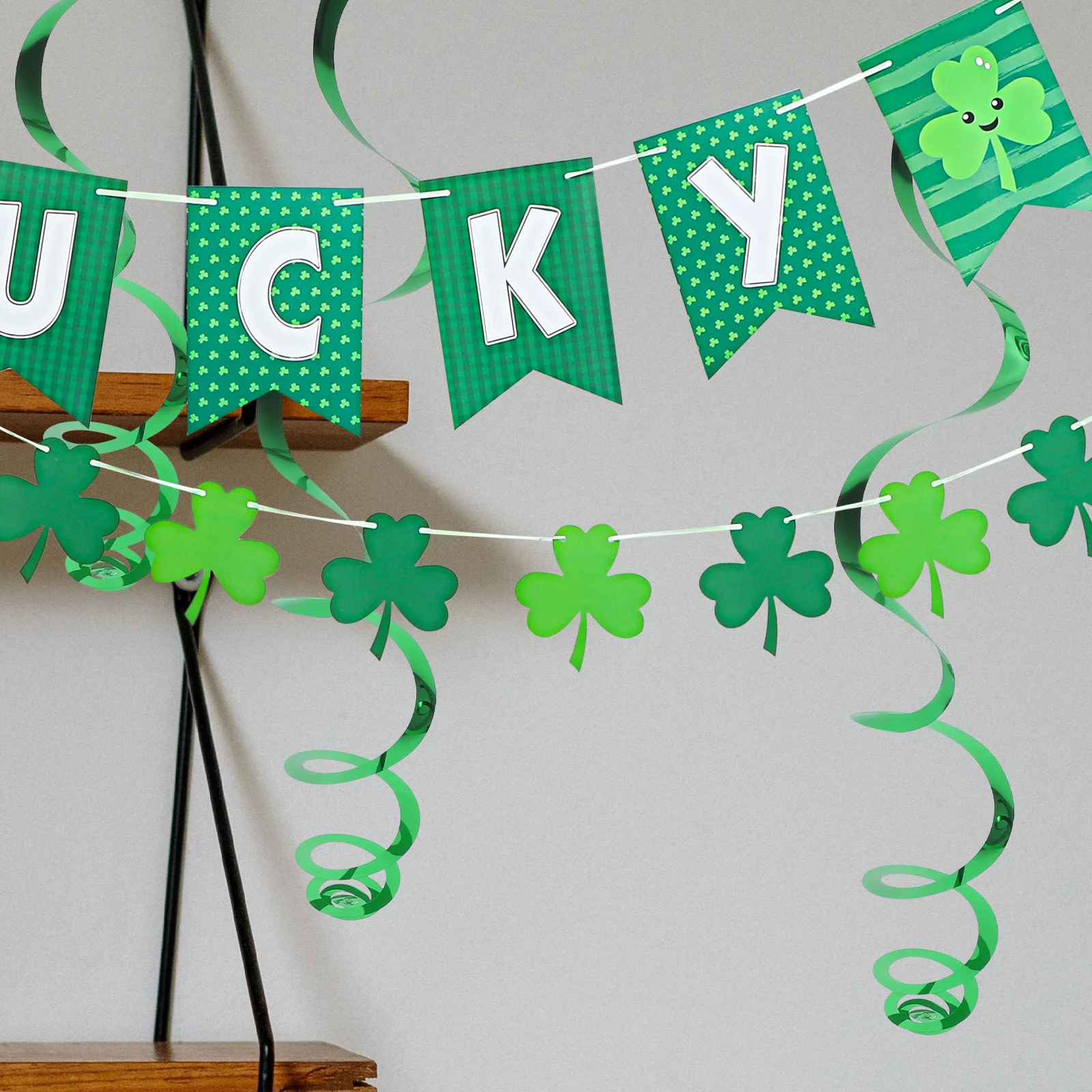 

Paper Banner Green Flag Hanging nament St Patricks Day Decor Party Streamers Ceiling Centerpieces DIY Patrick Accessories