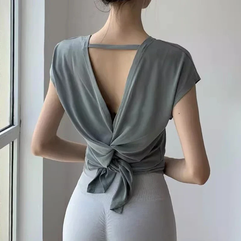 Aiithuug U Neck Cross Back Open Tops do jogi Luźna kamizelka z krótkim rękawem Szybkoschnące Oddychające topy Trening Pilates Cover-up Shirts