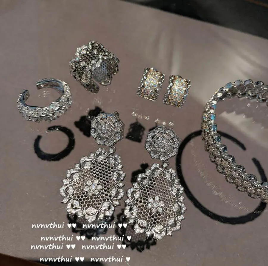 Brilliant Lace hollow classic Jewel Earrings for women Water Drop Flower Sparkling geometry vintage fine jewelry court ACC