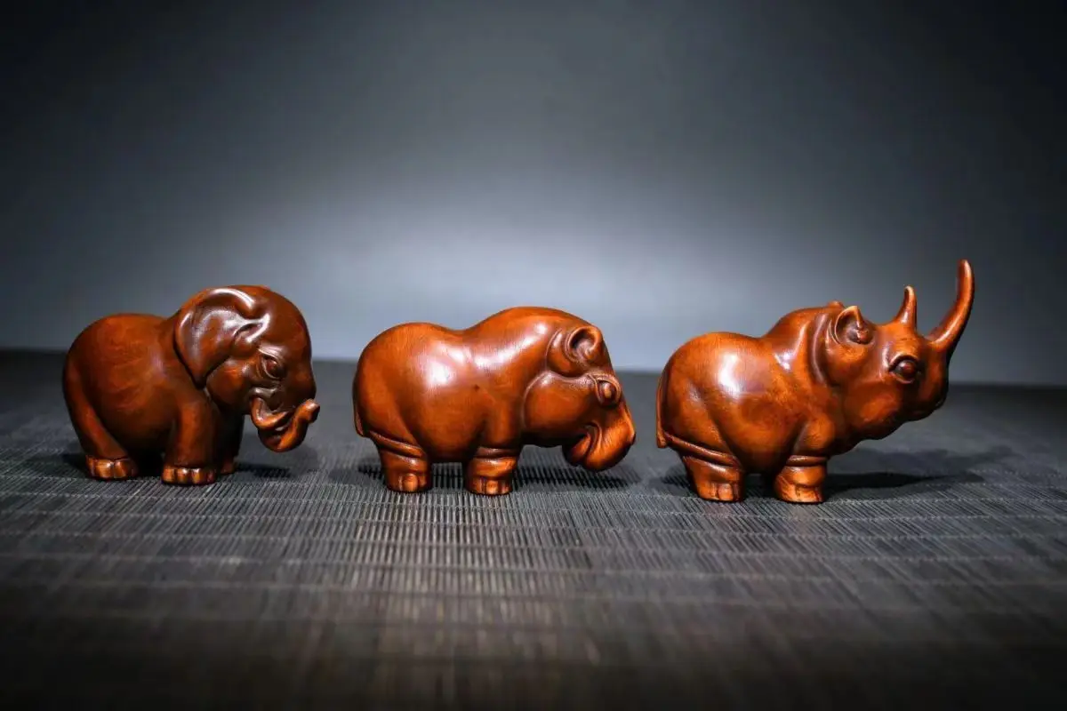 

Boxwood hand pieces of three treasures hippopotamus rhinoceros elephant ornaments home to send elders crafts