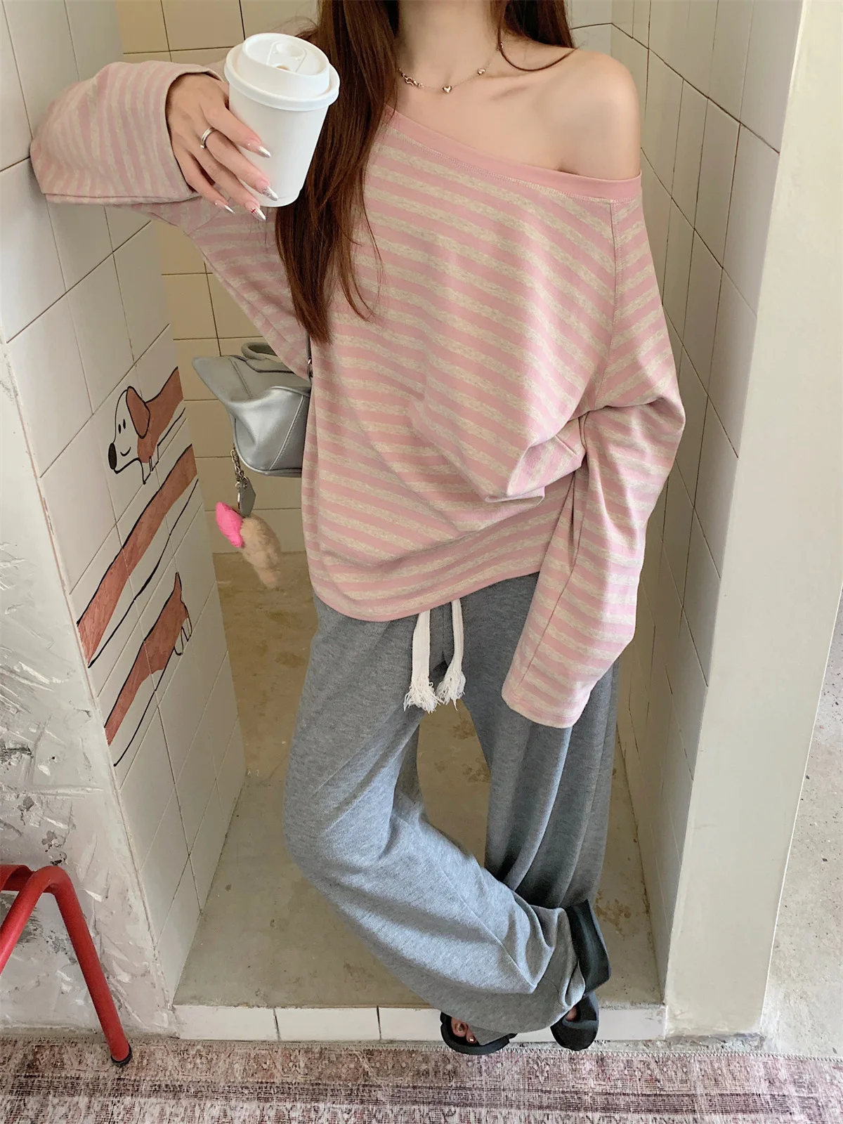 Neues Damen-Herbst-Oberteil: Locker geschnittenes, gestreiftes Off-Shoulder T-Shirt für Studentinnen – Langärmliges Oberteil mit schrägem Schulterdesign für Mädchen und Frauen, lässiges Basic-Shirt – Detail 13