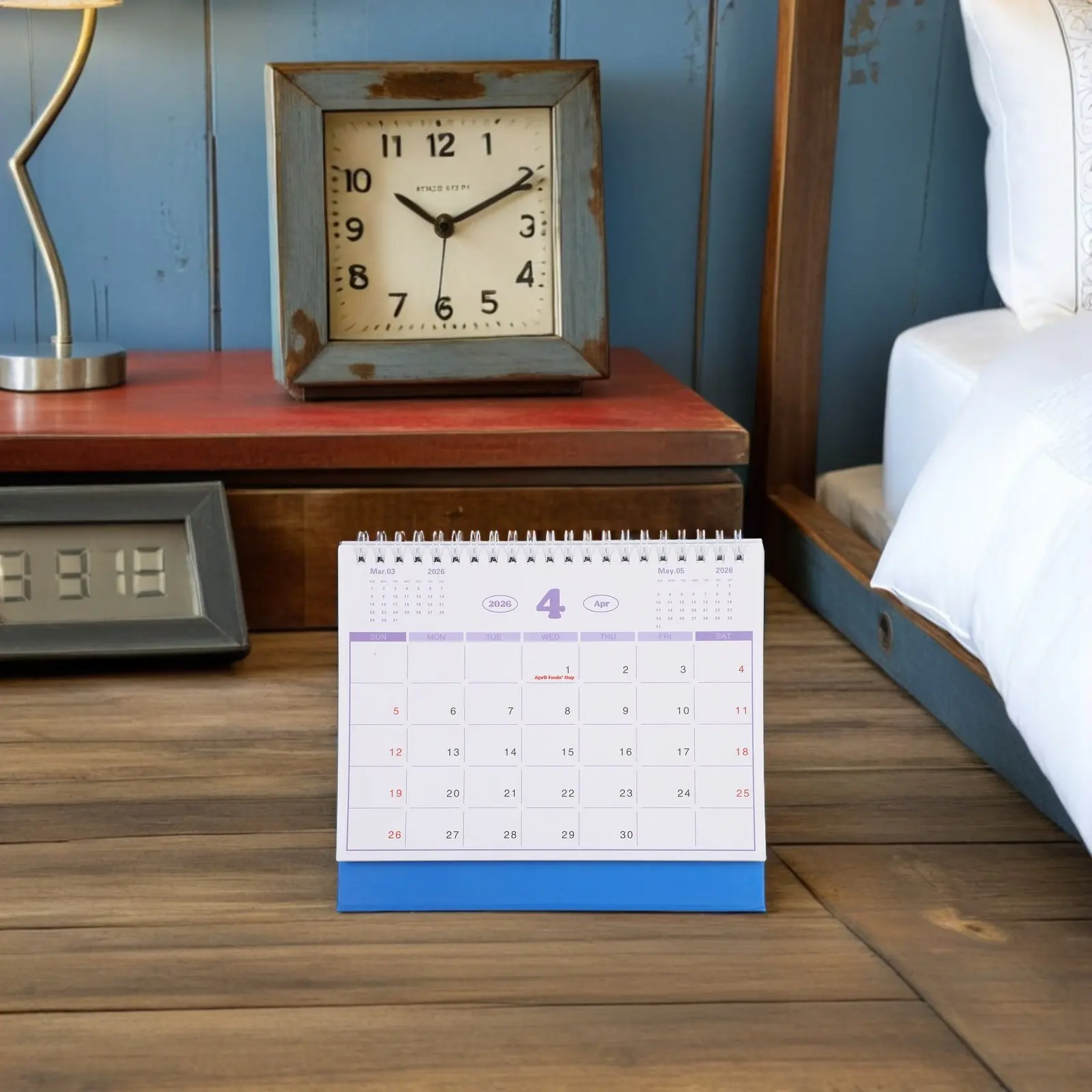 

Настольный перекидной календарь-планировщик на 2026 год с лаконичным дизайном, отображением праздников разных стран, на английском языке, для организации работы и личной жизни