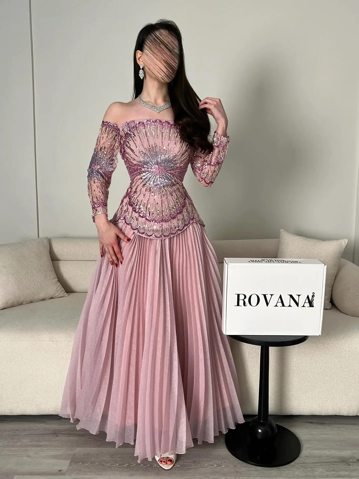 Maßgeschneidertes rosa schulterfreies Abendkleid, Ballkleid, perlenbesetztes Chiffon-Plissee-A-Linien-Maxikleid, formelles Partykleid für Damen