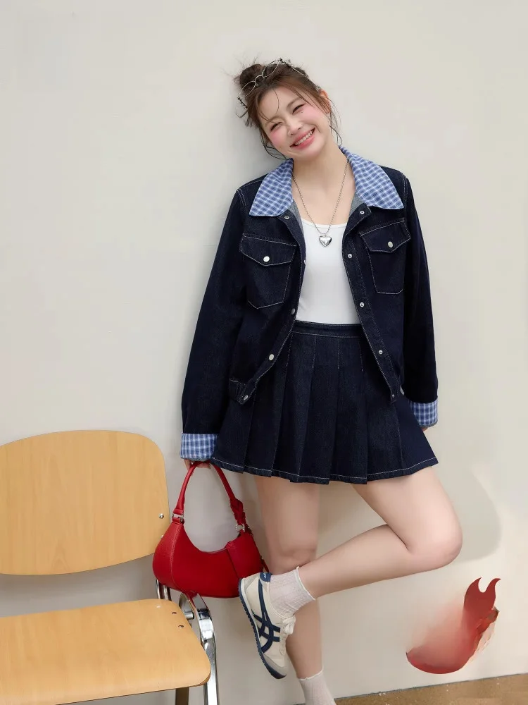 

Комплект женской модной одежды больших размеров Zhang Da: стильная джинсовая куртка с клетчатым воротником и плиссированная юбка А-силуэта с высокой талией