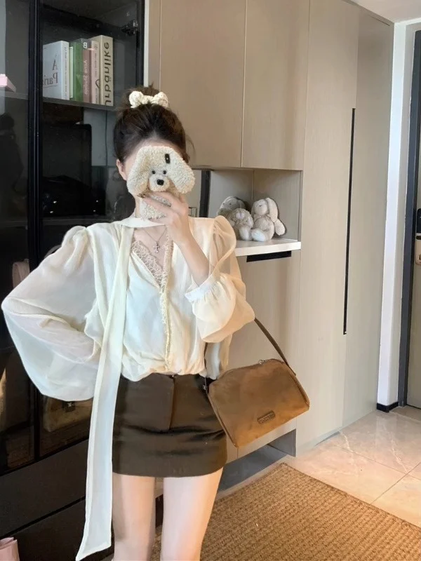 

Свободная блузка больших размеров с кружевными вставками и V-образным вырезом, раннеосенняя, стройнящая, цветная, в корейском стиле, для повседневной носки