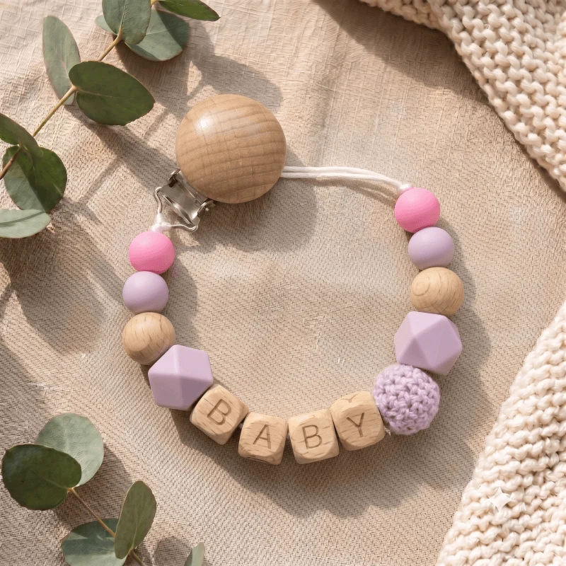 2026 Gepersonaliseerde Baby Fopspeen Clip Aangepaste Naam Houten Dummy Ketting Siliconen Bijtringhouder BPA Gratis Kraamcadeau