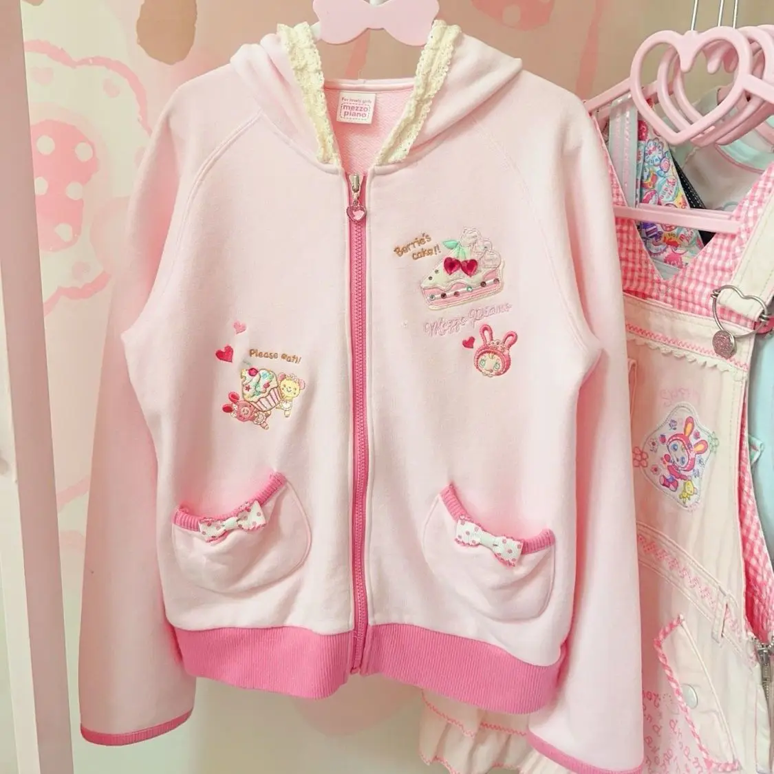 เสื้อฮู้ดดี้สไตล์ญี่ปุ่นน่ารัก ลายการ์ตูน มีกระเป๋าปะ แต่งระบาย นุ่มสบาย สไตล์สาวหวาน ซิปหน้า แฟชั่นน่ารัก ใส่ได้ทุกวัน สบายๆ แขนยาว