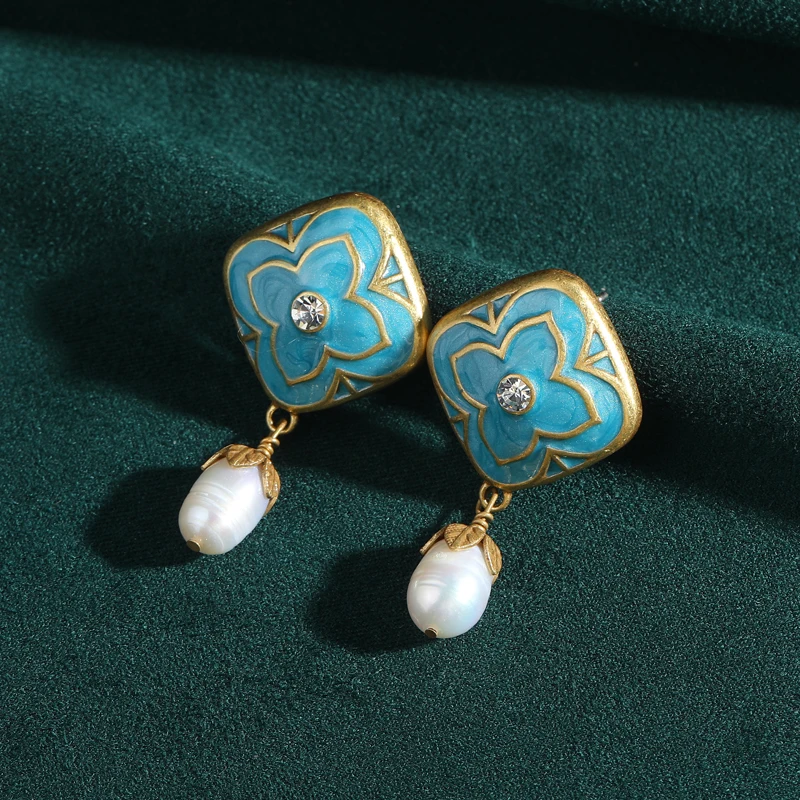 

Vintage Blue Rhombus Enamel Earrings Retro Drop Antique Gold Color 4 Leaves Luxury For Lady Pendant Pearl Designer Jewelry Gifts