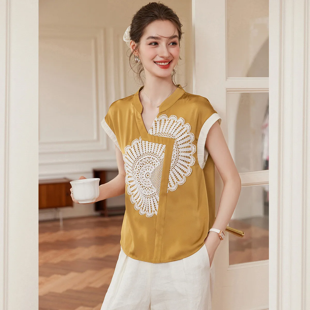 LOUIS YAO Color Contrasting Arc Pattern Splicing Lace Shirt 2025 Summer Fashionable Yellow Stand Up Collar Short Sleeved Shirt