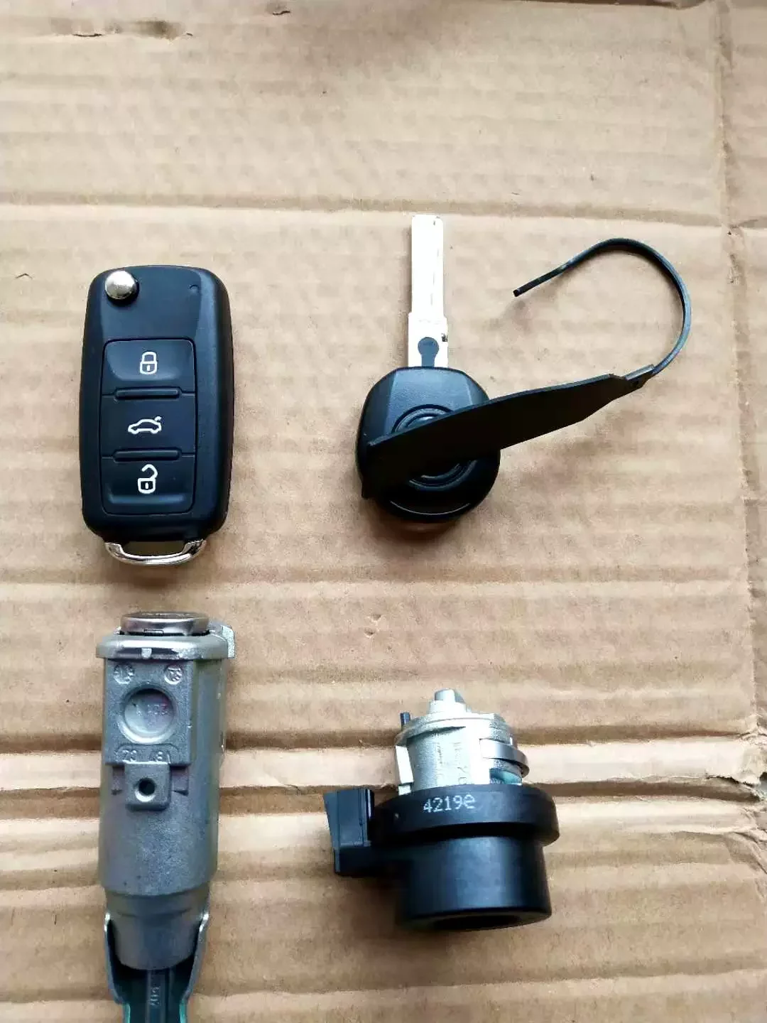 

For SKODA YETI Car Remote Control Door Ignition Lock core Replacement With Smart remote key