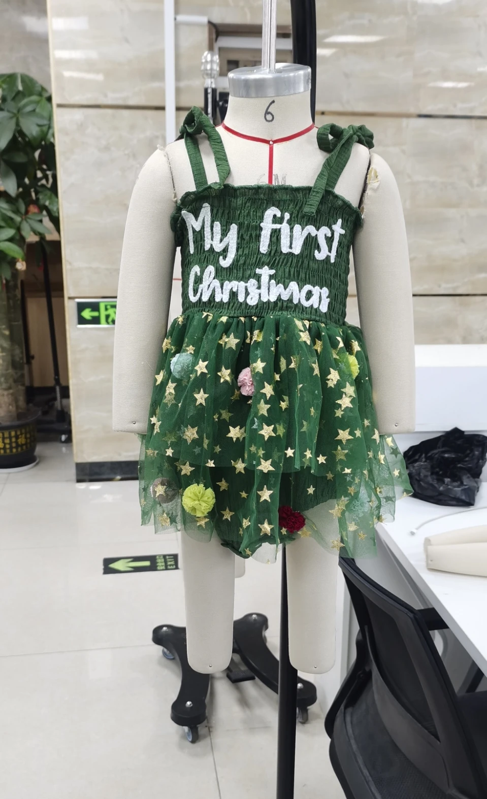 

Рождественская одежда для малышей, Рождественский наряд для девочек, звездный принт, вышивка, комбинезон на бретельках с завязками, платье, комплект с повязкой на голову с бантом