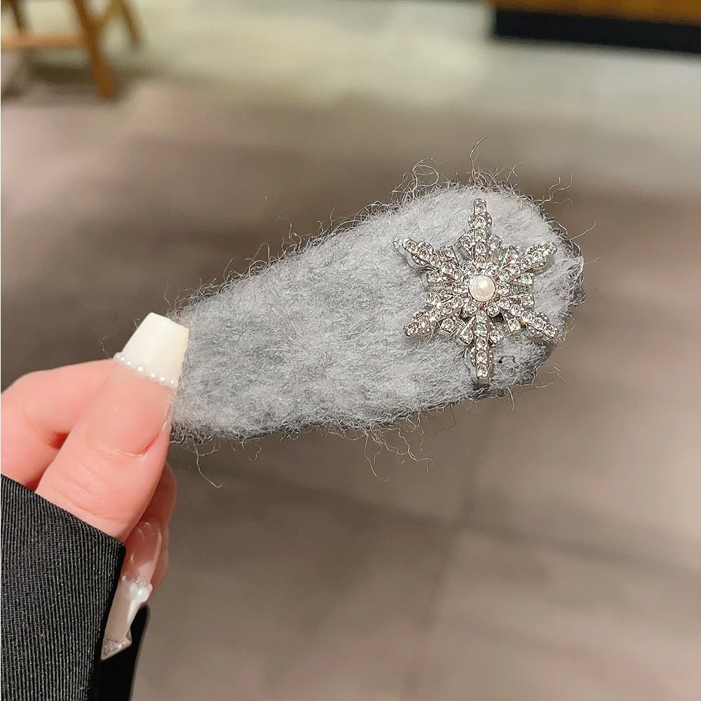 

Cute Grey Exquisite Autumn and Winter Atmosphere Snowflake Plush Gray Hairpin Simple Fashion Hair Clip Edge Side Clip Beautiful