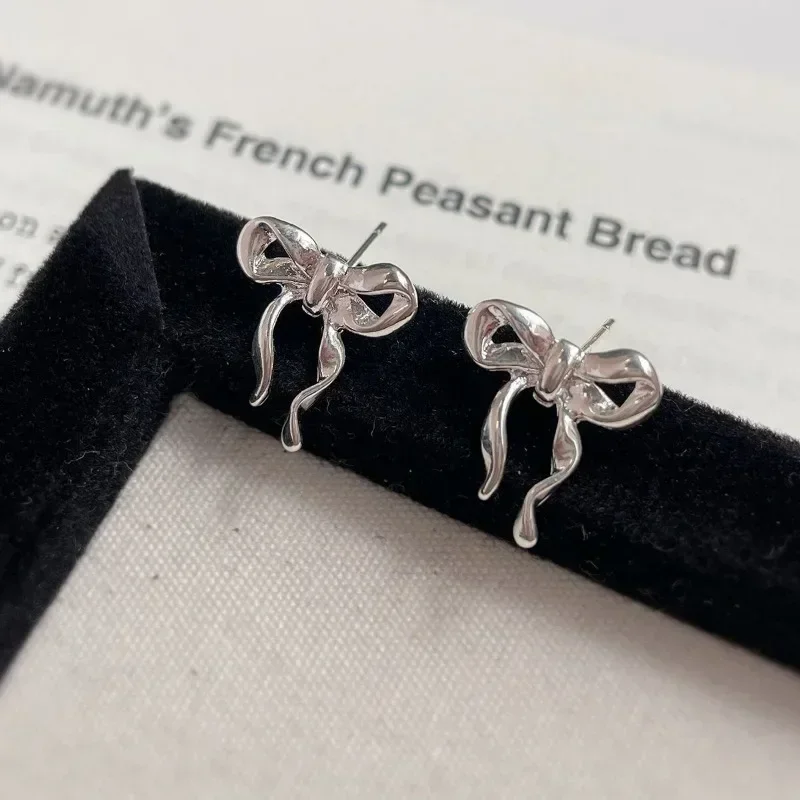 Vintage Metal Bowknot Earrings For Women Sweet Elegant Silver Color Bow Women\'s Stud Earring Christmas Ear Piercing Jewelry