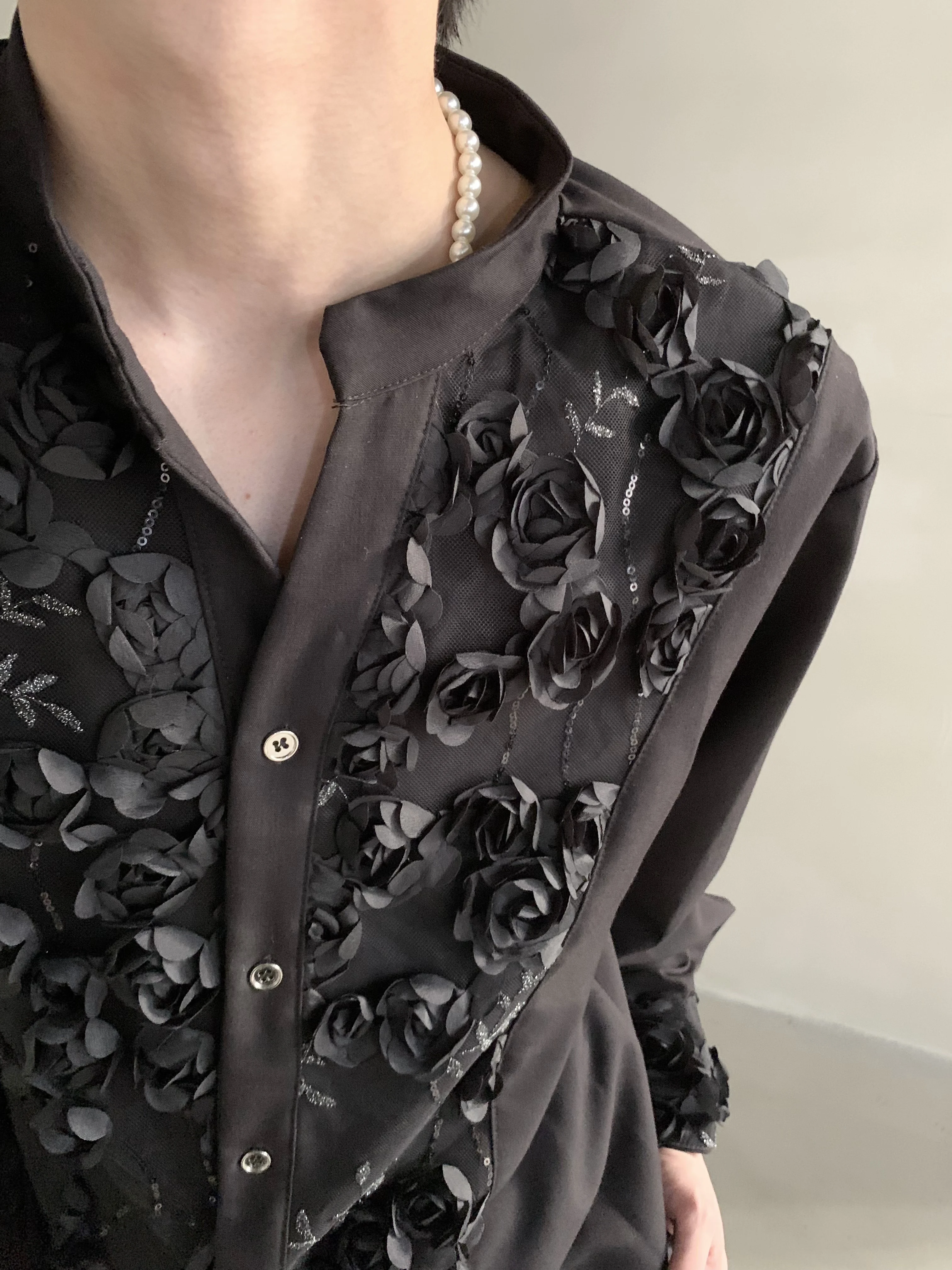 남성 2025 가을 라이트 럭셔리 하이엔드 3D 플로럴 디자인 패션 패딩 숄더 셔츠 남성 스타일리쉬 트렌디 셔츠