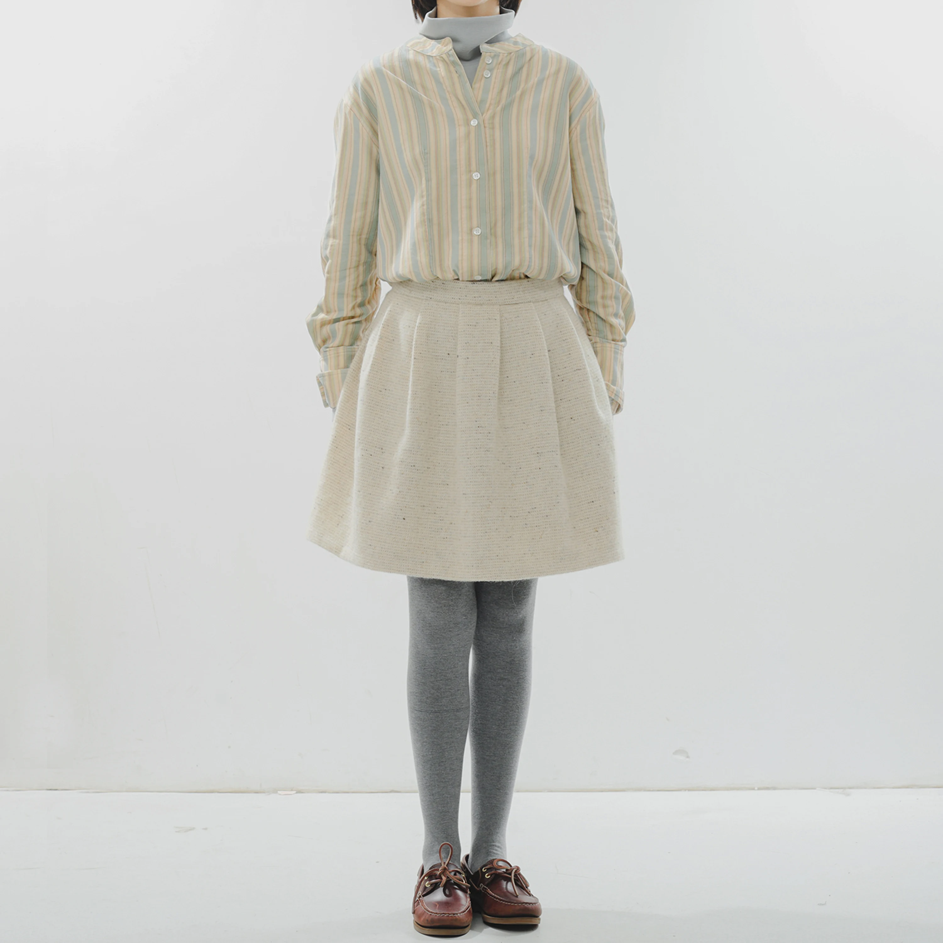 

Ретро-платье в полоску из вельвета с воротником-стойкой для девочек, прямой крой, длинный рукав, чистый хлопок, осень 2025, винтажный стиль Coudre