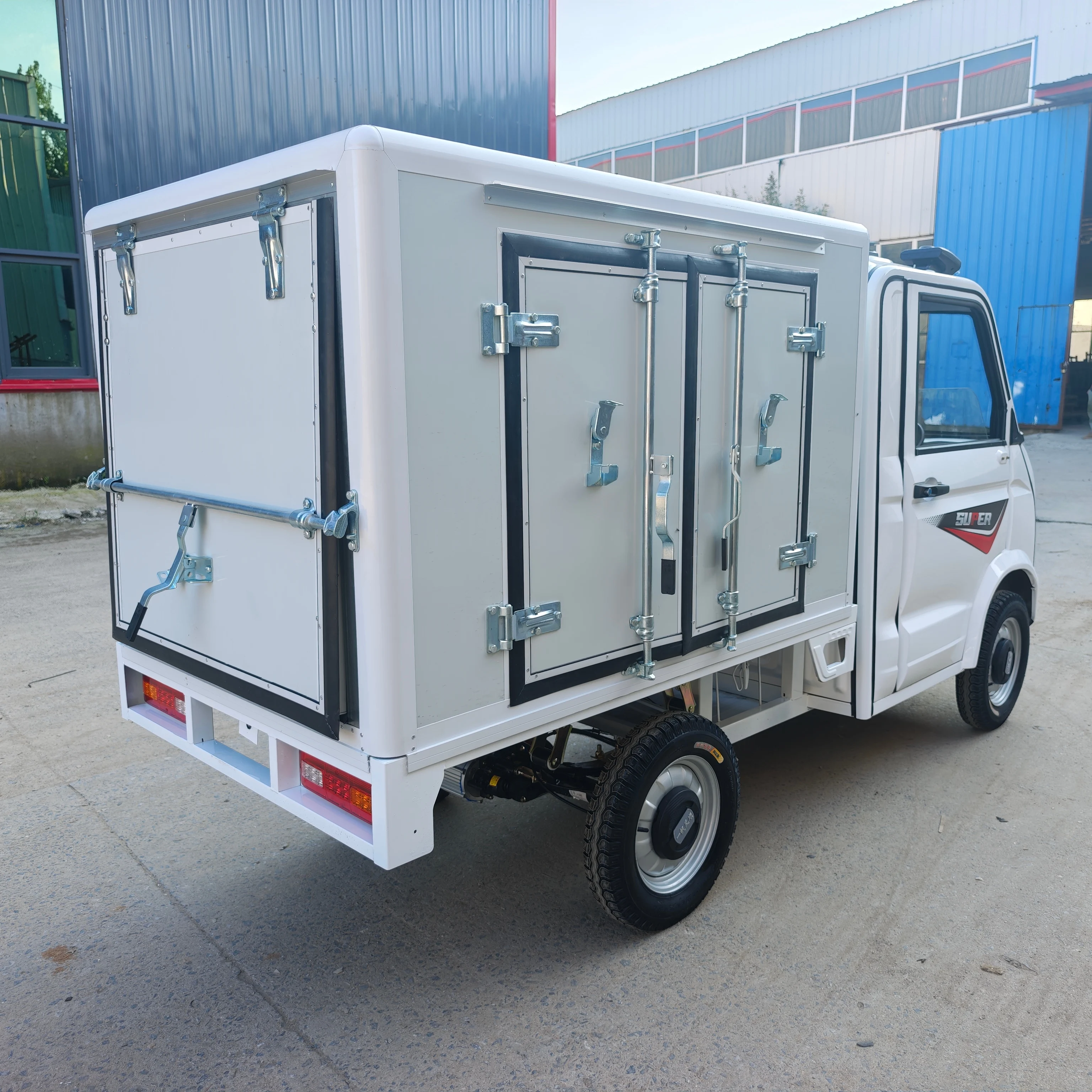 Small electric closed new energy truck, can provide fresh incubator
