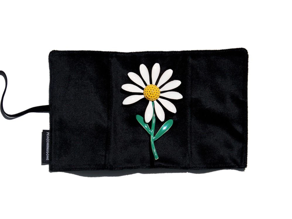 GD Quan Zhilong Ins Same Sle Peripheral Peaceminusone Daisy Brooch Clothes Bag Decorative Accessories