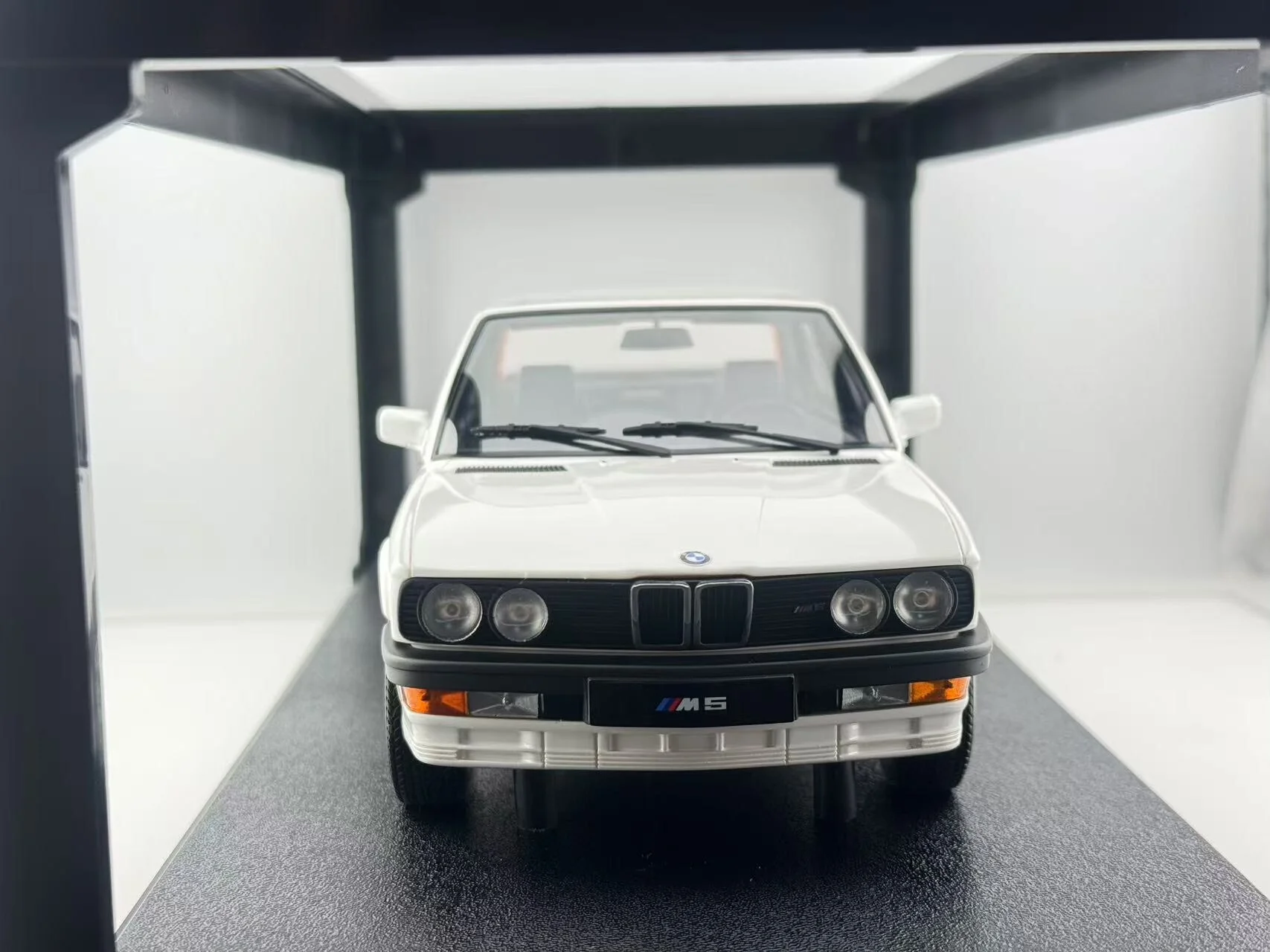 ダイキャスト マキシマ 1/18 スケール BMW M5 レジンカーモデル コレクション玩具 ギフト 記念品 ディスプレイオーナメント