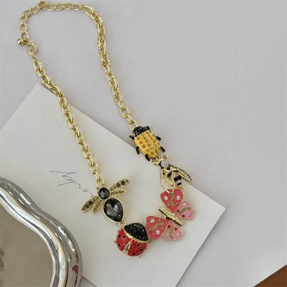 

Fashion Metal Chain Vintage Enamel Necklace Butterfly Floral Insect Pendant Necklace Gold Retro Bohemian Collarbone Chain Women