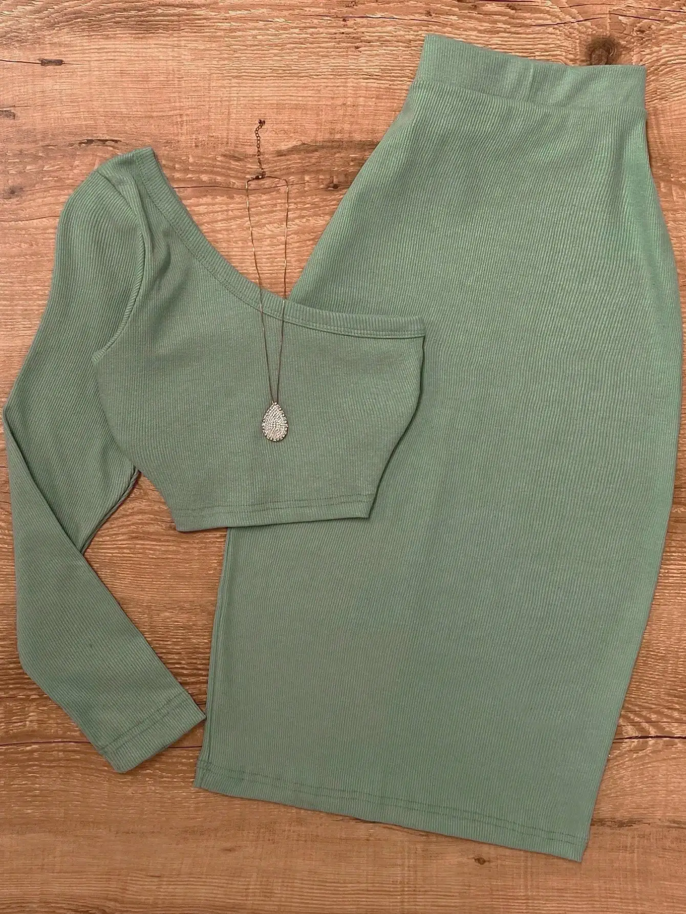 Dames set in saliegroen met geribbelde stof, bestaande uit een asymmetrisch topje en een lange rok, casual outfit voor de herfst