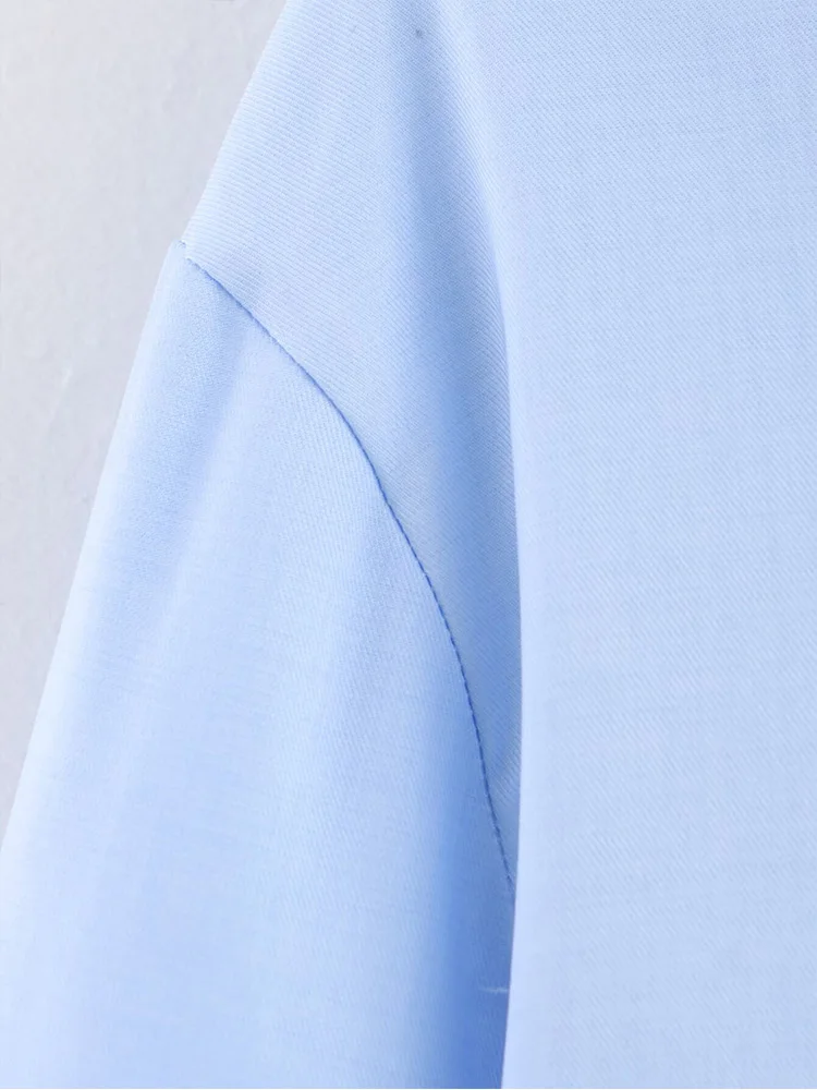 Kemeja biru kerang kerajinan sederhana bergaya Eropa, modis wanita baru, serbaguna, dan elegan, lengan panjang