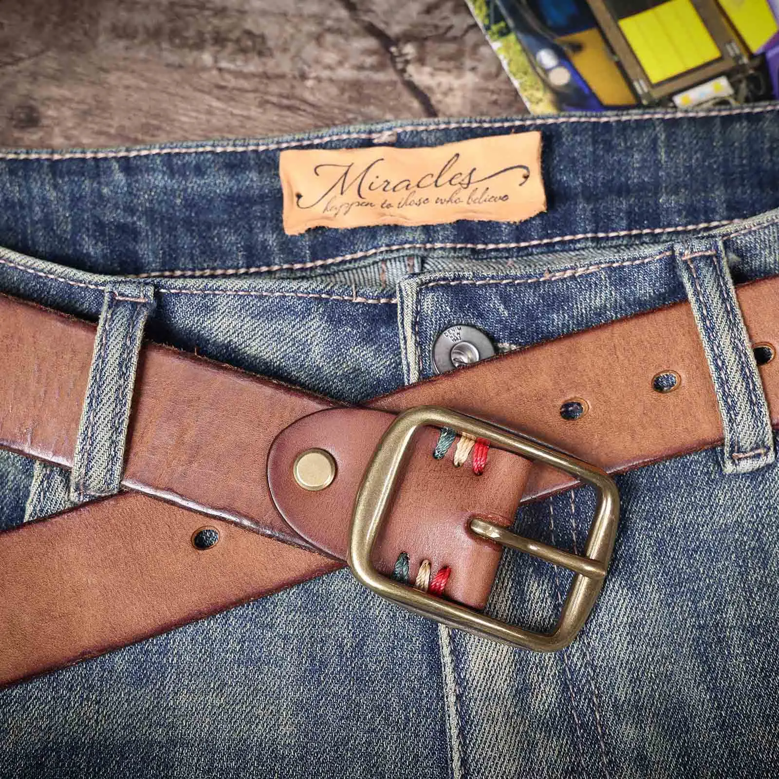 Vintage-Herrengürtel aus echtem Leder mit massiver Messingschnalle, handgefertigte lässige Dornschließe aus verdicktem italienischem Rindsleder mit Geschenkbox – Detail 23