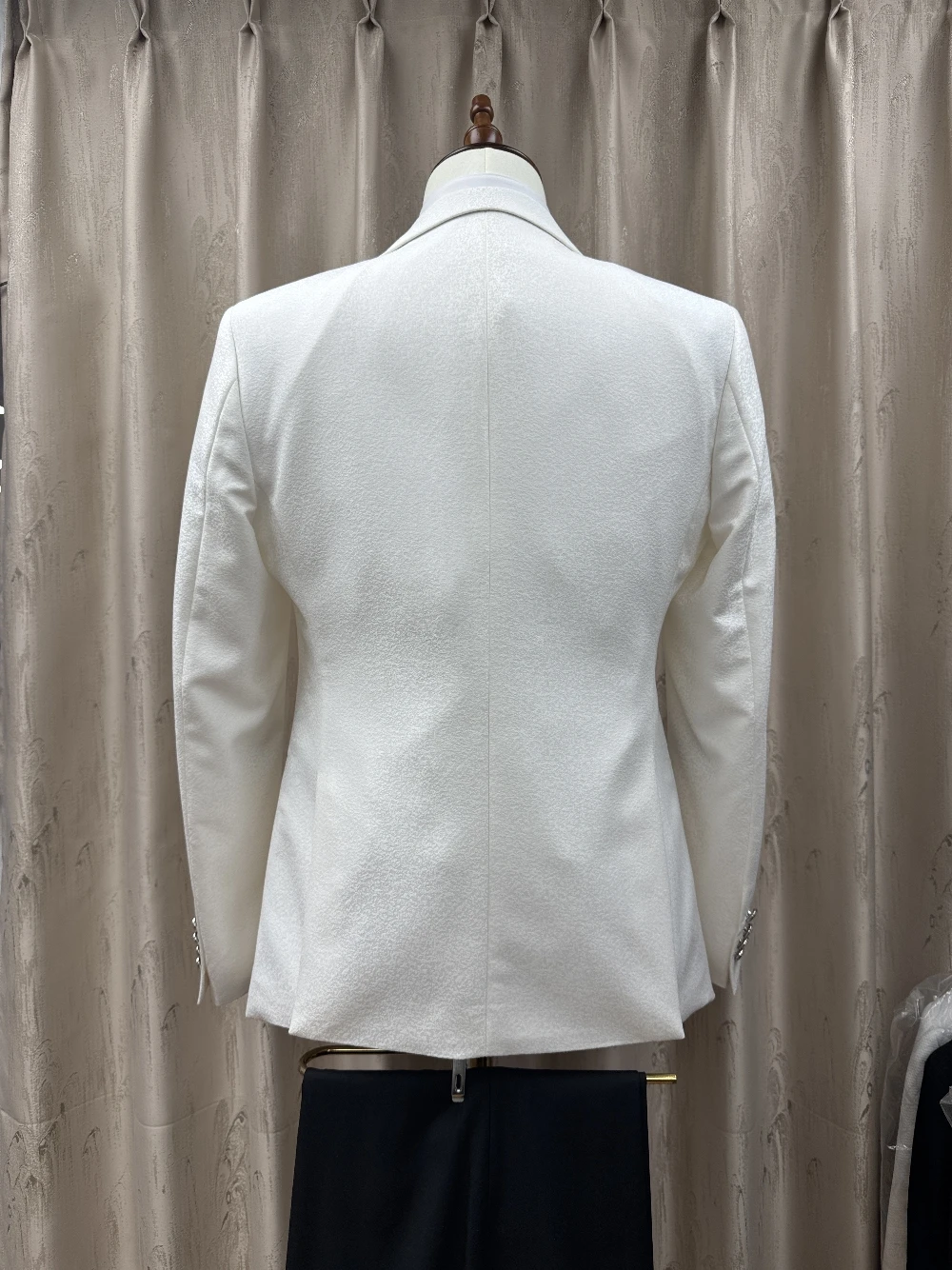 White Sparkling Men's Suit With Black Contrast Lapel, Elegant Tuxedo For Prom and Gala, Hot Sale, Three Pieces, Groom Wear