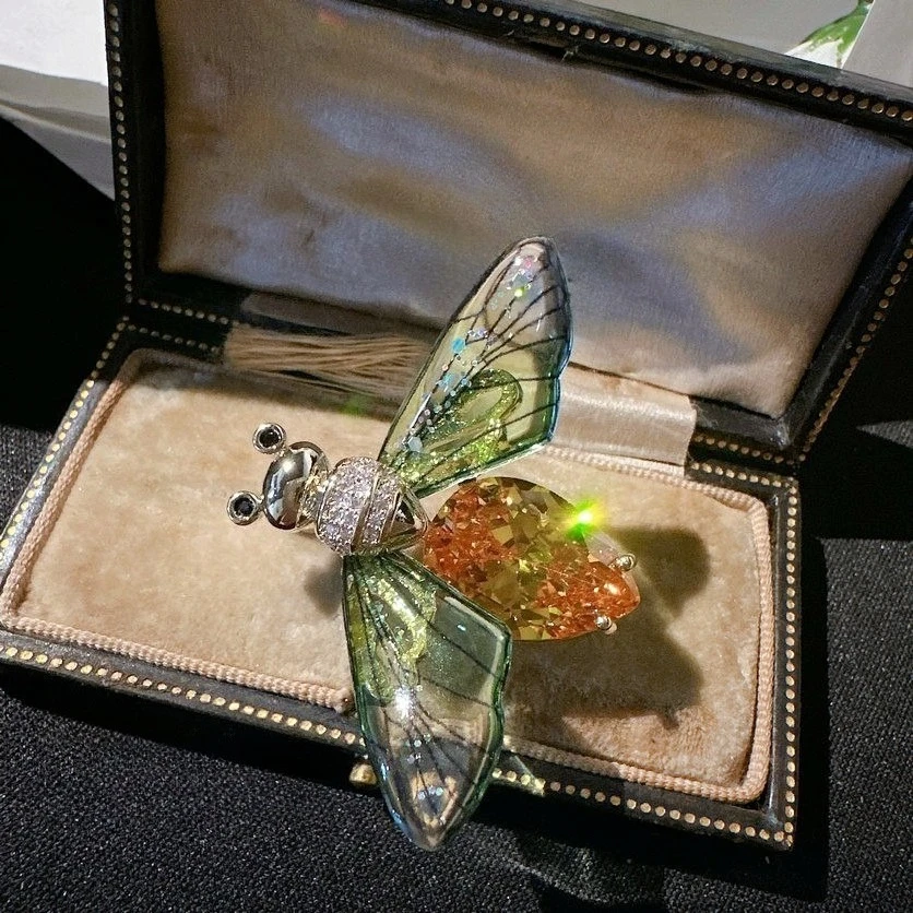 SKEDS Exquisite Acrylic Insect Brooch Green Bee Pin for Men and Women Fashion Accessory for Clothing Party Jewelry Corsage