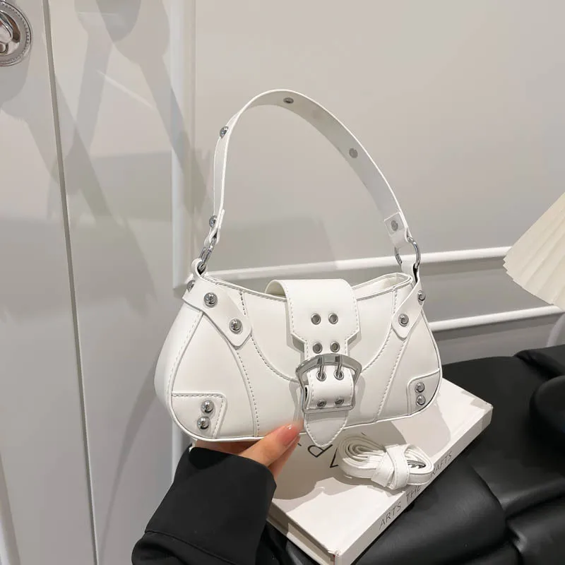 2025年新作 レディース スタッズ付きバイクバッグ、シックな調節可能なチェーンストラップ付きクロスボディバッグ、仕事やデートに使える多用途ショルダーバッグ