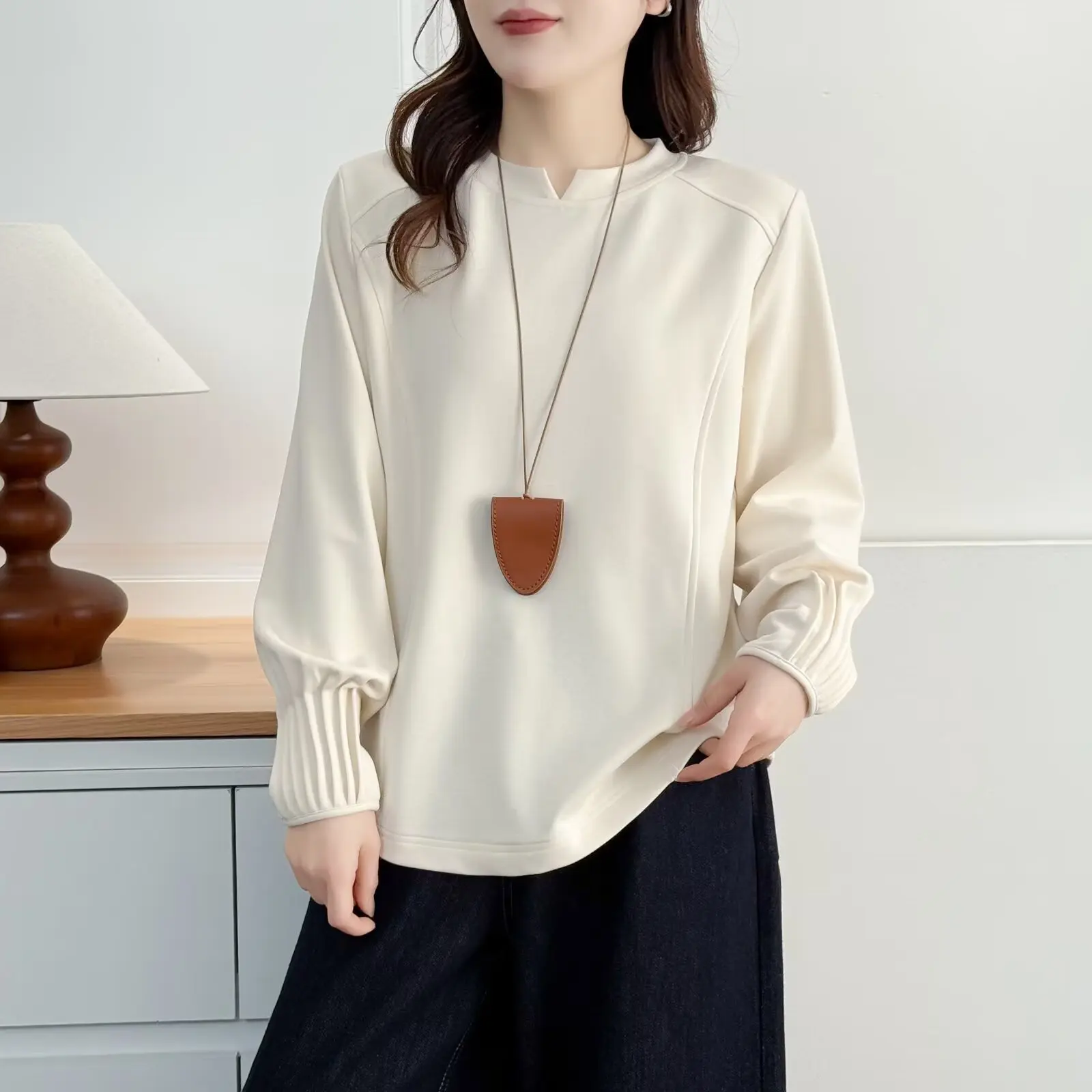 

XXXXL Модная женская одежда больших размеров, футболка в новом осенне-зимнем стиле с v-образным вырезом и теплыми флисовыми плиссированными манжетами, базовые топы 518