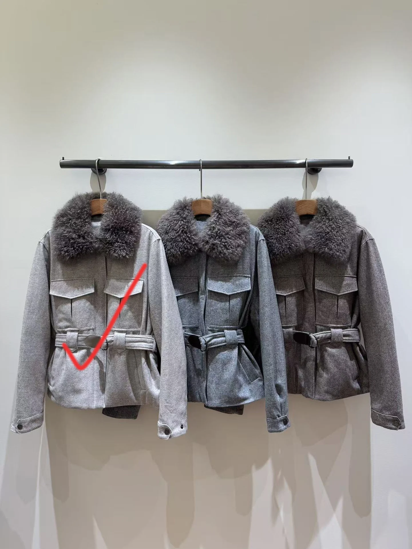 New High-Quality Goose-Down Coat With A Detachable Fur Collar (For Autumn/Winter). Sizes: S, M, L; Colors: Apricot, Gray, Brown.