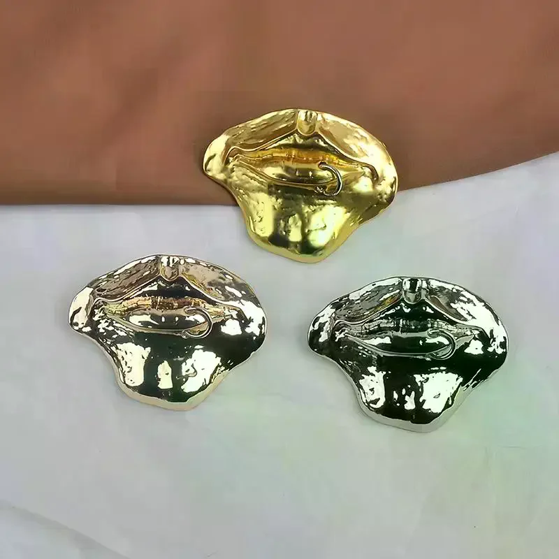 Exaggerated Lip Brooch Alloy Retro Lip-Shaped Pin Clothing Accessory Badge Pin Trendy Tassels Banquet Clothes Metal Pin