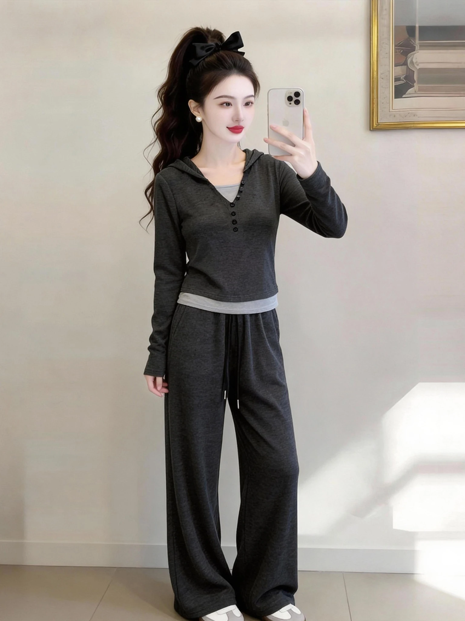 

Новинка 2026: Женский комплект из двух предметов с капюшоном и широкими брюками, модный и популярный стиль для весны и осени, удобный повседневный образ