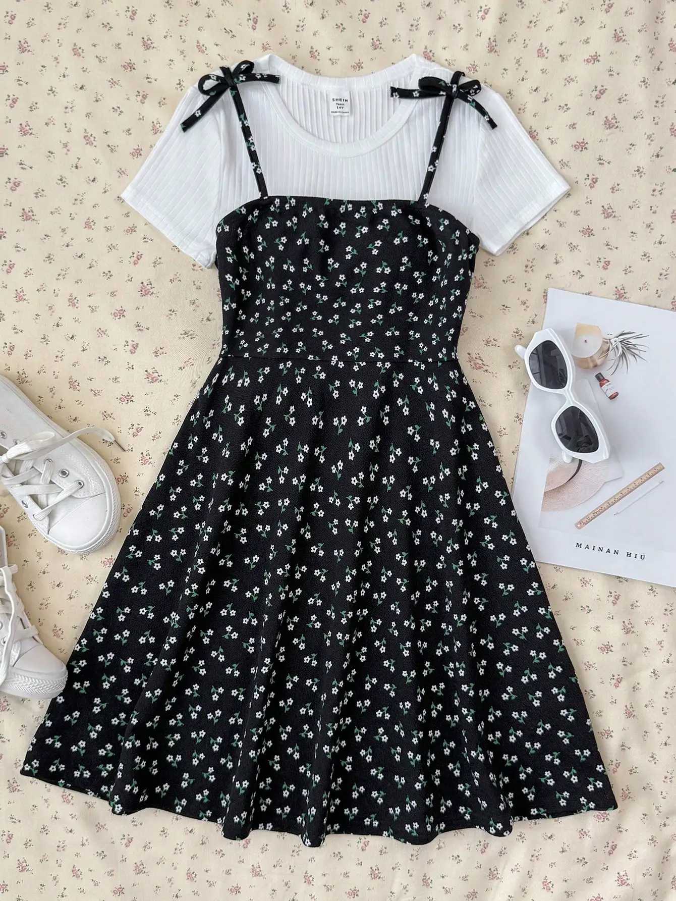 

Комплект из 2 предметов: белая укороченная футболка в рубчик и черное платье-комбинация с цветочным принтом и бантом