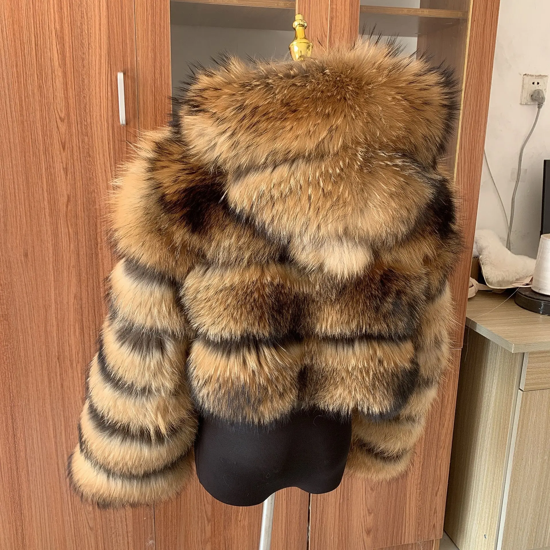 Natural real fox fur hooded short women\'s coat Winter fashion warm coat Luxury real raccoon hooded jacket