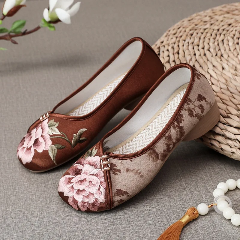 Size 35-40 Embroidered Shoes Women Ethnic Style Cheongsam Hanfu Cloth Shoes Chinese Style