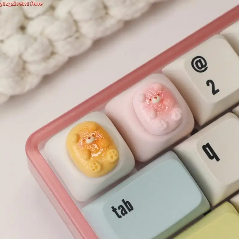 E8BA Resin ESC Keycap تتميز بتصميم الدب الكرتون ثلاثي الأبعاد للوحات المفاتيح الميكانيكية المريحة كتابة اللون الأصفر الوردي