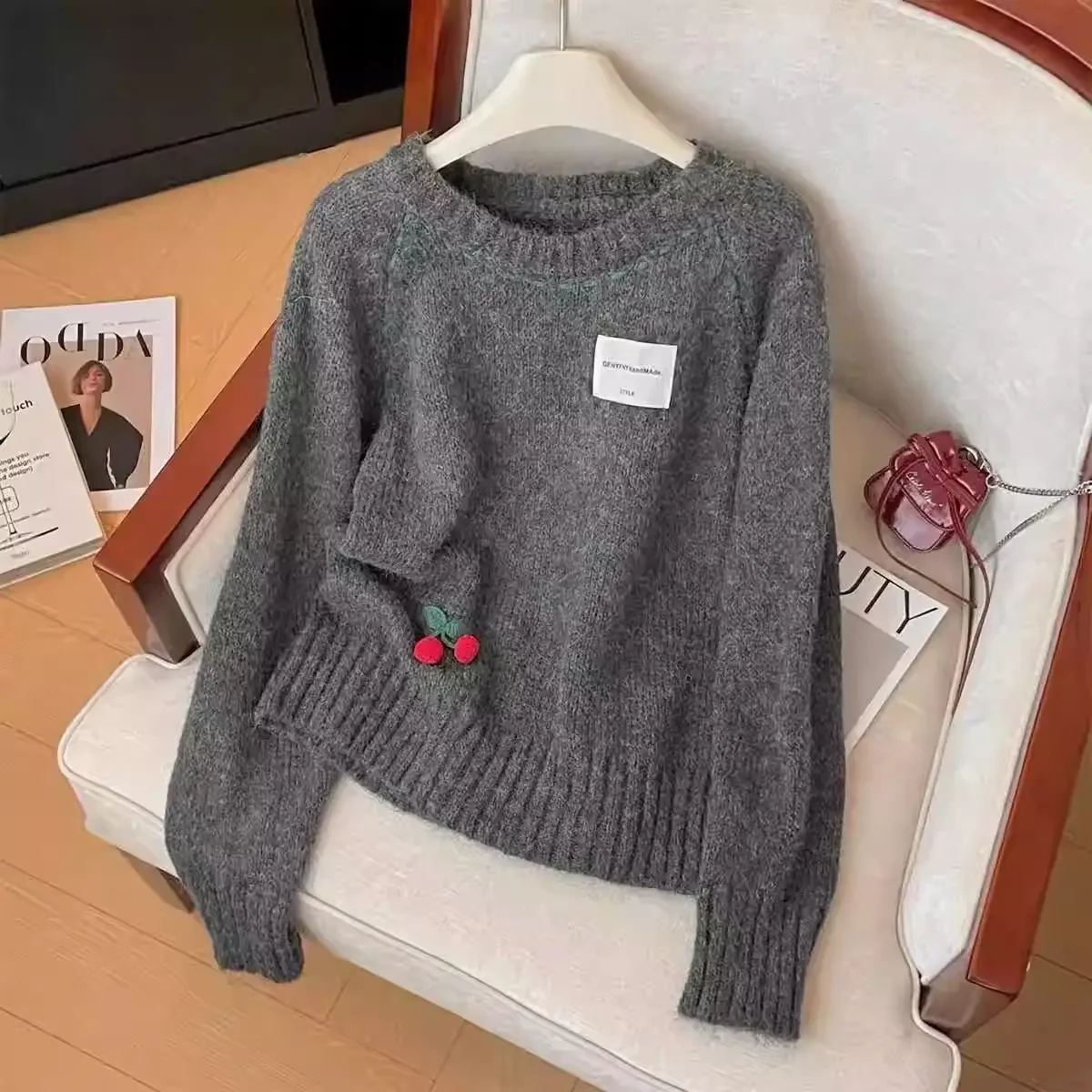 Embroidered cherry pullover sweater women's early autumn design is loose, and the new high-grade sweater top is built inside.