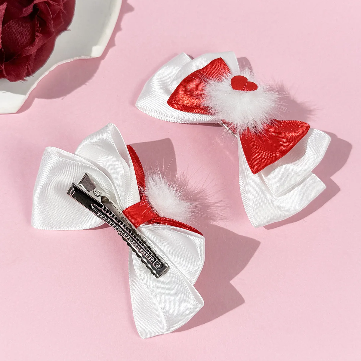Niedliche Herz-Haarspangen aus Satin für Damen – flauschige modische Haaraccessoires für Alltag/Party/Lolita-Outfits (Rot/Pink/Weiß) – Detail 2
