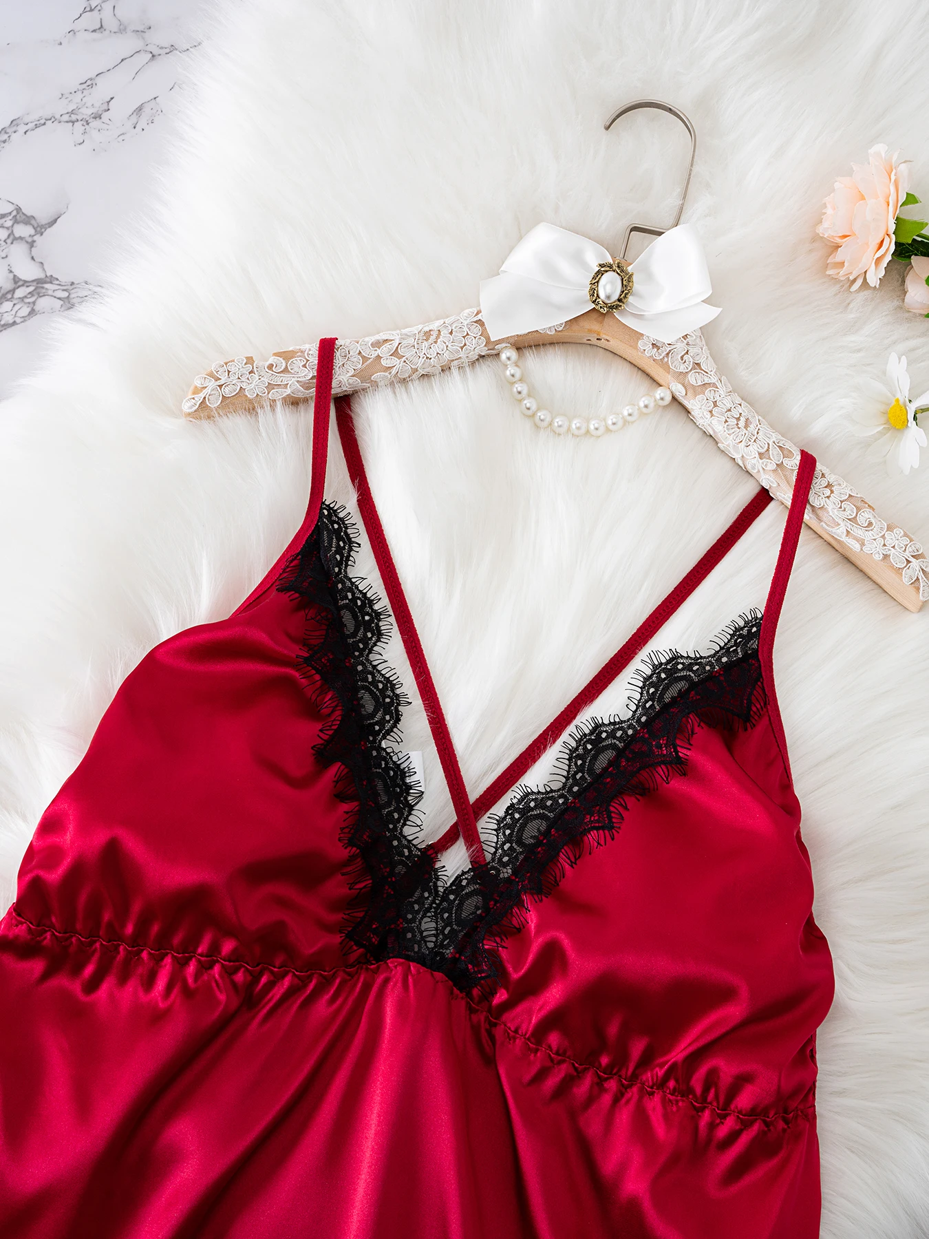 Luxe Plus - قميص من الساتان الأحمر المقاس: لهجات من الدانتيل الأسود المعقدة، تصميم عميق على شكل حرف V لجذب رومانسي وأنيق. ينغيرييس جنسي ساخن